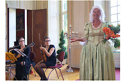 Abstrakte Gemälde verbinden Barock und Moderne im Schloss